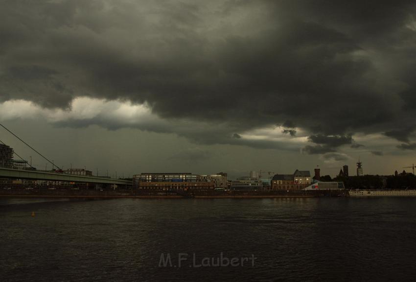Gewitter kommt Koeln Deutz P05.JPG